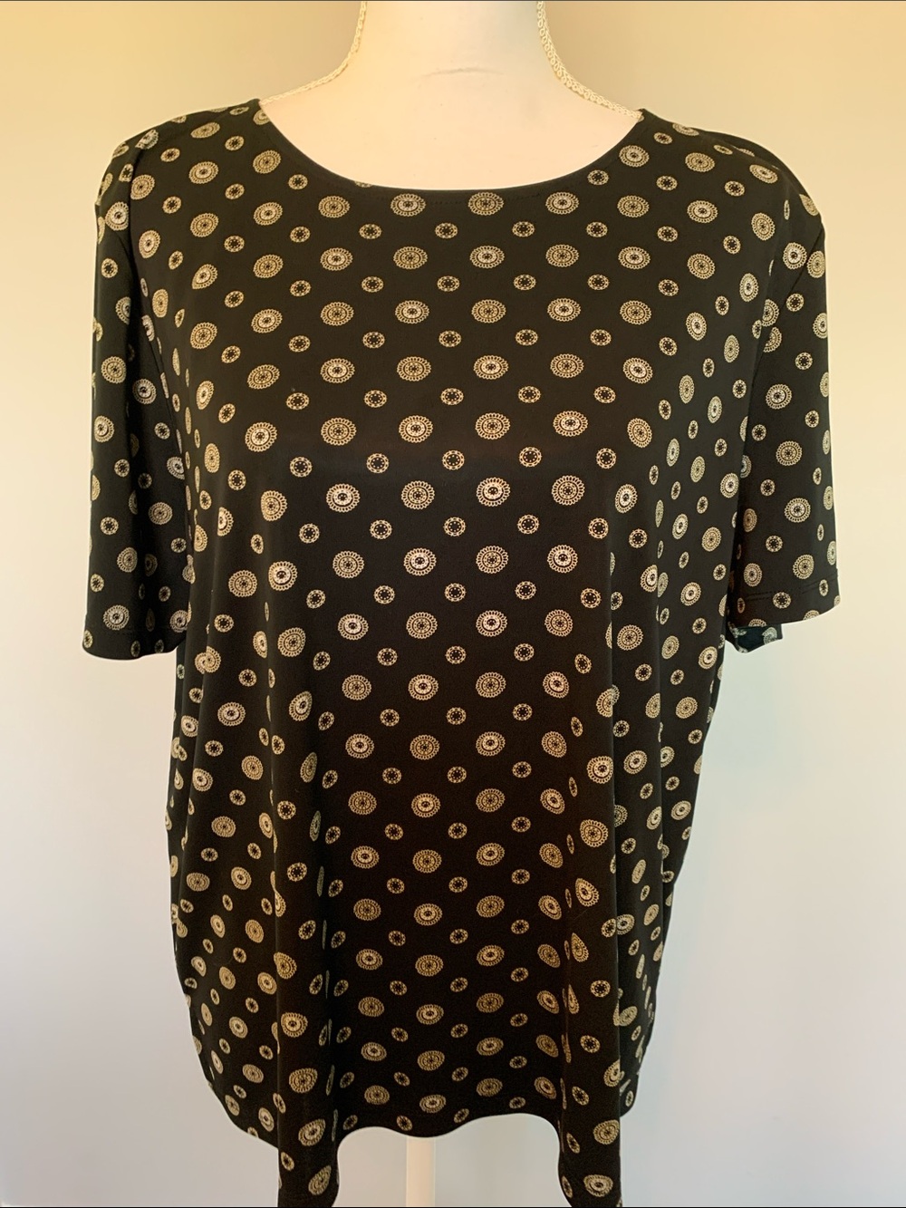 Liz Claiborne Black Short-Sleeve Top with Gold Dot Medallion Print size 1X